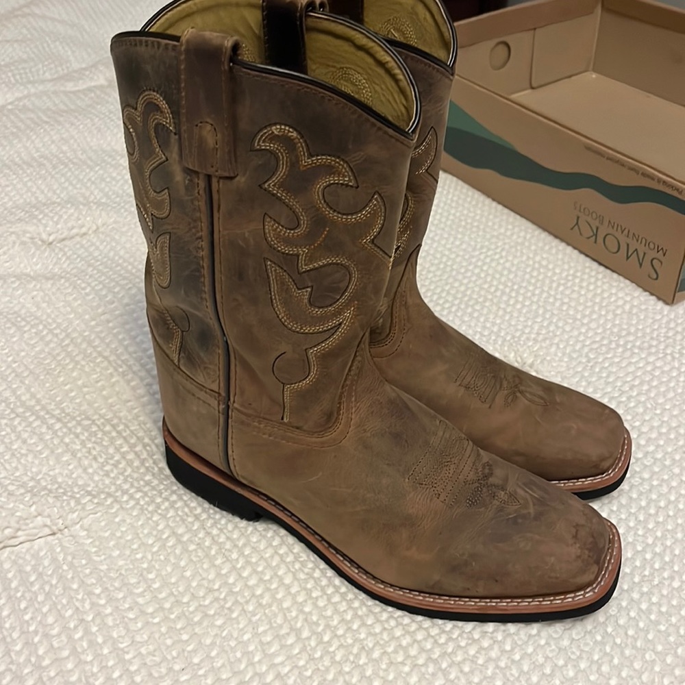 Smokey Mountain Boots size 7. Worn a couple of times.